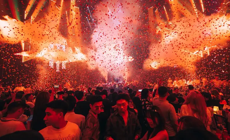 Pháo confetti bùng nổ giữa show diễn