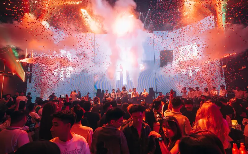 Mưa confetti trên sàn APLUS HANOI